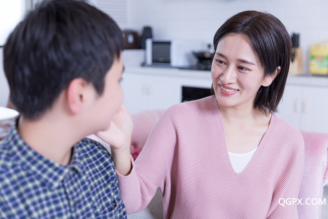 媽媽安慰青春期的孩子3（?。?png