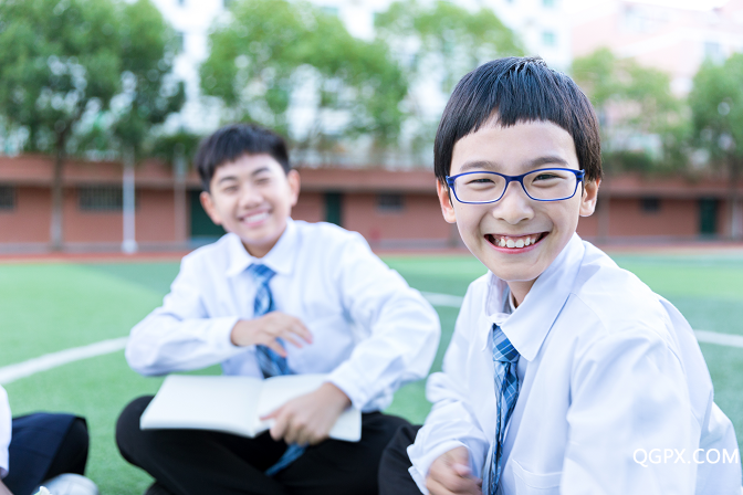 在操場(chǎng)閱讀（?。?png